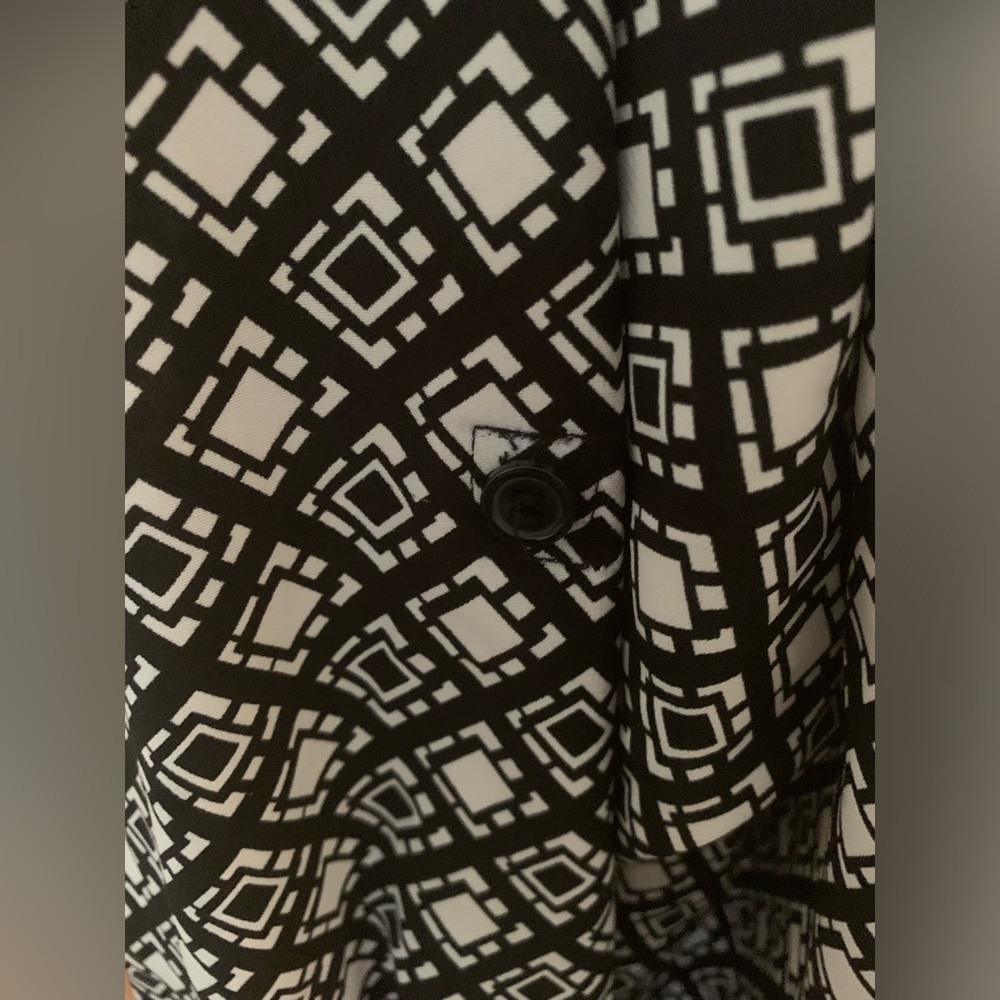 Cathrine’s Black and White Geometric Tunic Top with Roll-up Button Sleeve - Picture 2 of 7